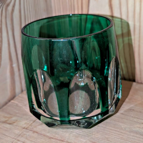 Kristallglas mit grünem
