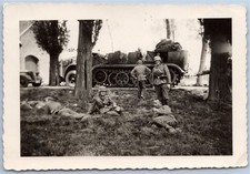 SdKfz und Wehrmacht Soldaten mit Stahlhelm - WK2 Foto 10x7cm