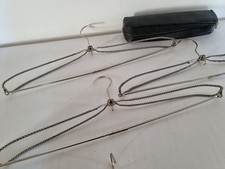 4 alte 50er 60er Vintage Reise Kleiderbügel Klapp Hosen Bügel in Ledertasche