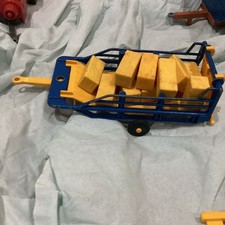 Britains Farm Modell Ballenschlittenwagen 1978 Traktor Anhänger & 11 Heuballen sehr guter Zustand 1:32