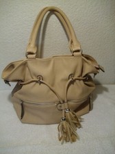 David Jones Damen-Handtasche beige mit silbernen Metallelementen, Stauraumwunder
