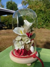 Kunstblumen in Glaskuppel