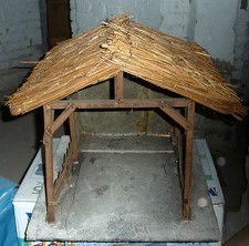 Weihnachtskrippe, Uraltes Gehäuse, strohgedeckt, 1880