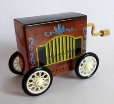 Leierkasten mit Handkurbelwerk