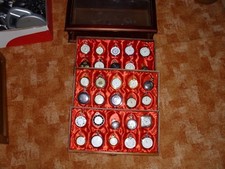 120 Taschenuhren in 4 Vitrinen