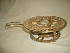 Stövchen Rechaud Warmhalteplatte Topfständer Messing Lochmuster Verzierungen