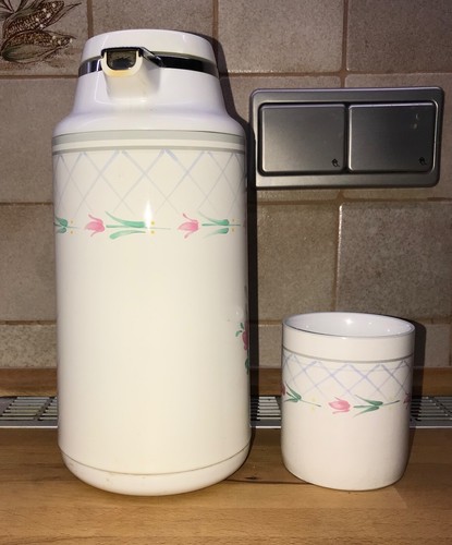 Thermoskanne mit kaffeebecher - thermoskanne,