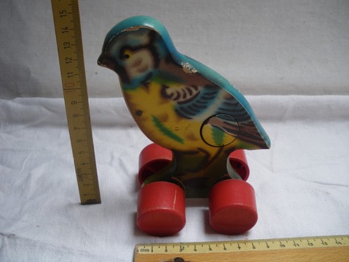 Vogel auf rädern aus holz - aus,