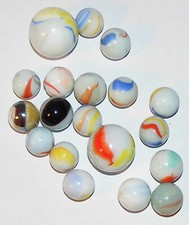 Superschöne alte Glasmurmeln weißer Grund, wohl  selten zu finden (7)