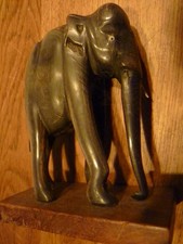 Mittelgroßer Holz Elefant