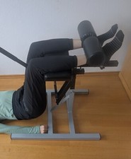 Aushängen der Lendenwirbelsäule (Extensionsgerät, -hocker) in Stufenlagerung