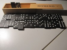 Dominosteine Kunststoff in einem alten Holzkästchen 16 x 5 x 3,5 cm