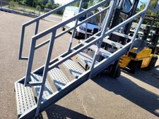 Treppe Stahltreppe verzinkte gelochte 8 Stufen Wangen lackiert ca. Auftritt 19cm