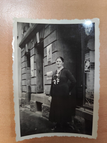 Foto frau vor maggi - foto,