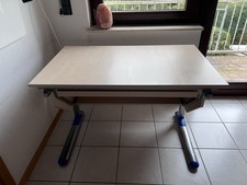 höhenverstellbarer/neigbarer Schülerschreibtisch, sehr guter Zustand
