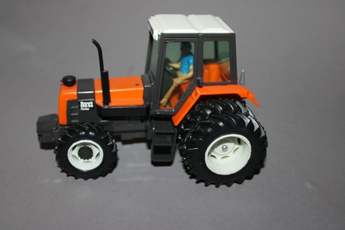 Britains traktor renault - 1:32,