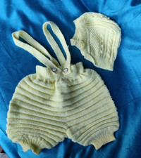 witzige Baby Hose und Mütze selbst gestrickt Retro - Zitronengelb