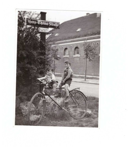 Foto kinder auf ein - auf, fahrrad