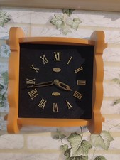 Vintage Wanduhr Metron Quarz Holz Schwarzer Samt 6*26*26cm Goldene Zeiger Zahlen