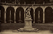 Ak Versailles Yvelines, Brunnen mit Statue, Säulen,... - 4825006