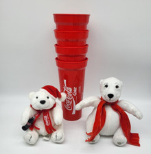 4 Coca Cola 0,5 Liter Plastikbecher und 2 Coca Cola Stofftiere
