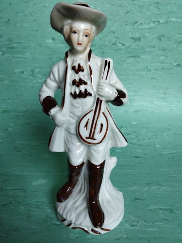 Porzellanfigur junger mann mit - porzellanfigur,