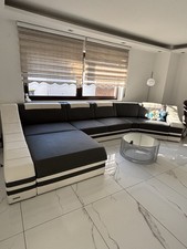 Großes Ecksofa – Kunstleder Grau/Weiß – mit USB-Anschluss