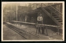 Foto-AK Tischler fertigt eine Leiter 