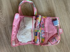 BabyBorn Wickeltasche mit Zubehör Wickelunterlage, Spielwindeln, Kosmetik