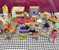 Puppenstubenmöbel aus Holz und 10 Figuren