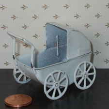 Metall Miniatur Puppenwagen Weiß Puppenstube Wichtel Setzkasten Blechspielzeug