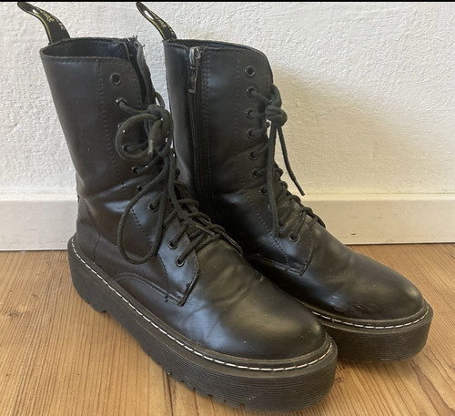 Schwarze wadenhohe