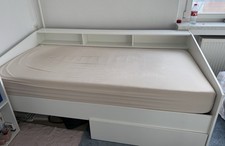 Modernes Bett mit Stauraum &