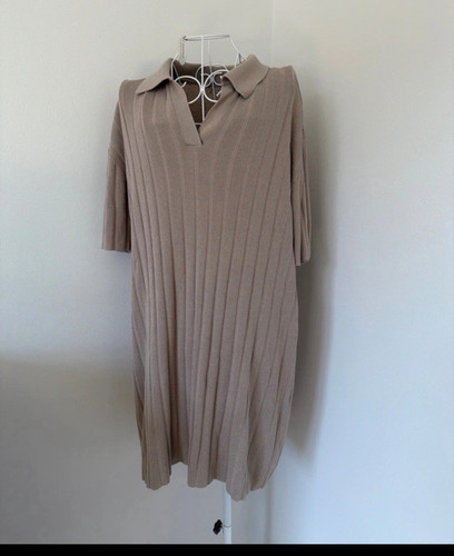 Beiges gestreiftes strickkleid - gestreiftes,