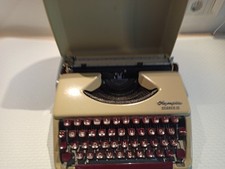 Schöne Alte Mechanische Olympia Schreibmaschine Splendid 33- mit Transportkoffer