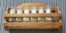 Vintage Holz Gewürzregal mit 6 Glas Apotheker Gewürzgläsern & Etiketten 60er Taiwan