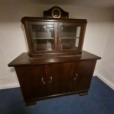 Anrichte, Buffetschrank oder Sideboard mit Aufsatz.