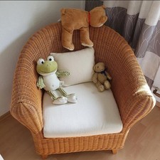 Wunderschöner Korbsessel mit weißen Kissen 