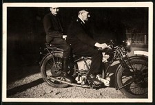 Fotografie Motorrad Ardie, Herr & Bursche auf Krad sitzend 