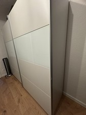 Kleiderschrank mit Schiebetüren zu verkaufen