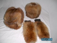 2 Fellmützen u. 1 Paar