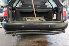 Stoßstange Hinten BMW 520i touring E39 Farbe Cosmos Schwarz Met (303) Kombi