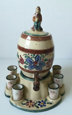 ✅ KERAMIK FÄSSCHEN MIT HOLZZAPFHAHN AUF SOCKEL MIT 6 BECHERN Höhe ca. 28 cm