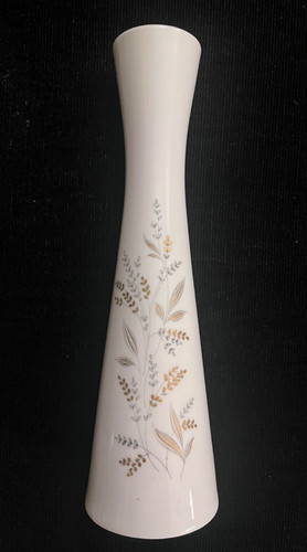 Weiße vase mit - mit, gräsern