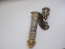 ANTIKER KÖCHER MIT ENGEL-ROCKSTECKER FÜR EINE SCHERE ODER MESSER um 1900