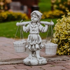 Mädchen mit Blumenampel