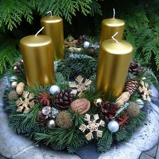 Adventskranz Adventsgesteck Kranz Anis Nüsse Zapfen Strohsterne Kerzen gold