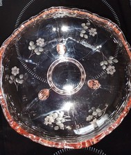 1 Glasschale mit Blumen verziert und leichten Wellenrand und drei kleinen Füssen