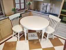 Runder Tisch mit 2 Stühlen -