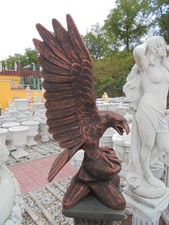 Steinfigur "Adler auf Felsen"